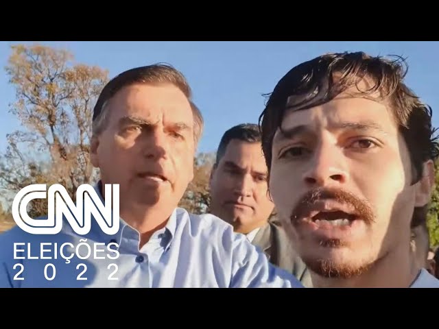 Bolsonaro tenta tomar celular de youtuber após ser provocado | CNN 360º