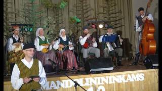 Latviešu folkloras grupa "Dyrbyni", vadītāja Anna Briška