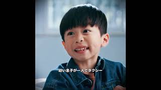 清掃員の女性が絶望した様子で床に膝をつき、こびりついたマニキュアの汚れを必死に擦っていた。#映画解説 #映画レビュー #映画