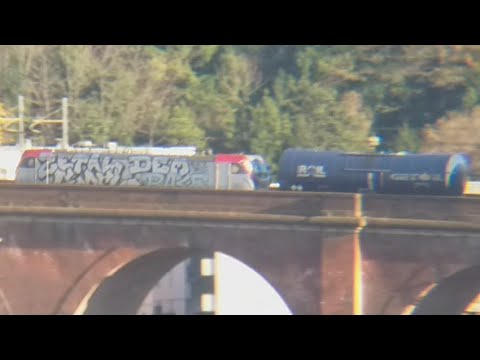 Due treni merci cisterna in 5 minuti,transito spedito sul ponte di Ceranesi,linea succursale Giovi