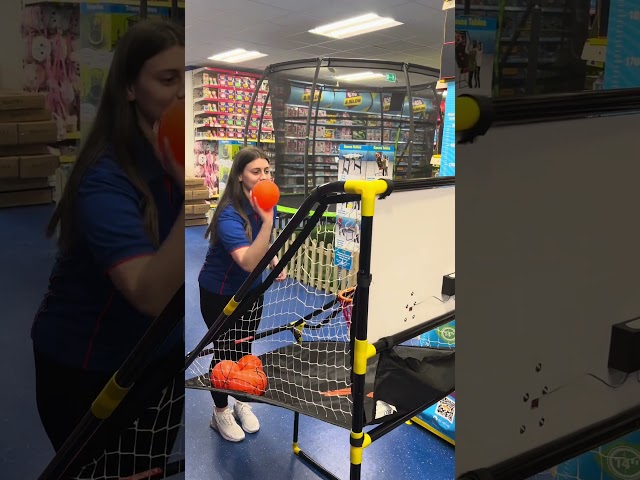 Vídeo relacionado con TAPMING Arcade de baloncesto plegable de doble disparo, arcade de baloncesto con puntaje electrónico, arcade de baloncesto de doble tiro, para entornos interiores como casas, salas de juegos, sótanos