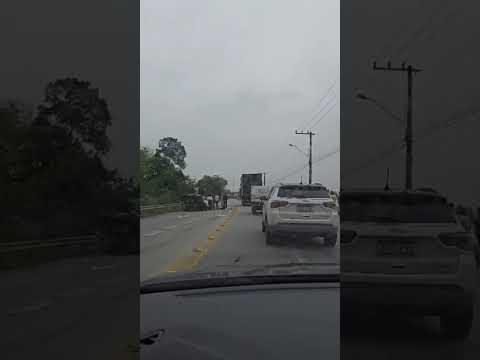Acidente em Ilhota Santa Catarina 10/10/2025 próximo loteamento Snaider 2  carros bateram de frente