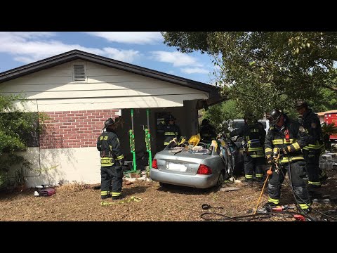 Car crashes into Orlando home