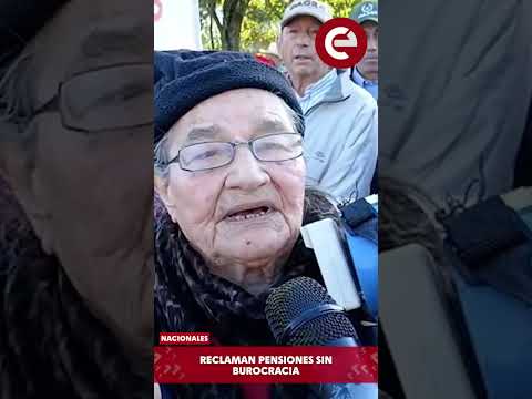 Adultos mayores bloquean acceso a Pilar para exigir agilización de pensiones.