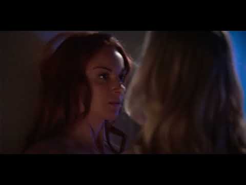 The Sex Lives of College Girls  Kiss Scene — Leighton and Jillian Renee Rapp and Lex King  1x01