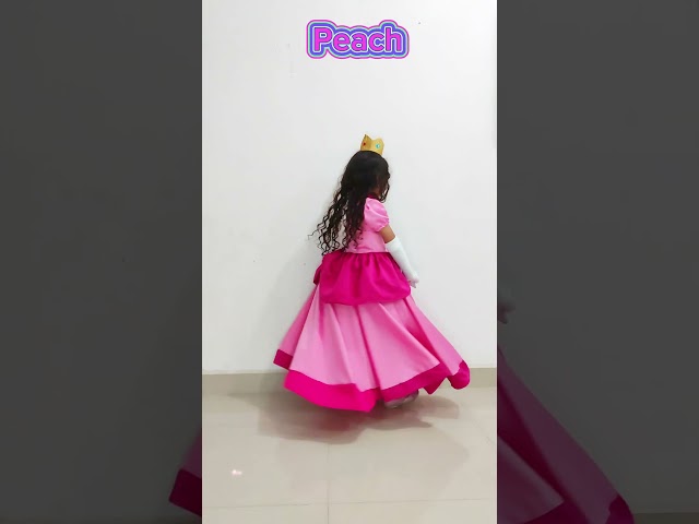 Vídeo relacionado con Super Mario Nintendo - Sudadera con capucha para niñas | Sudadera rosa con capucha para niños con gráficos del personaje de la princesa Peach | Ropa de estar por casa para videojuegos con forro Sherpa