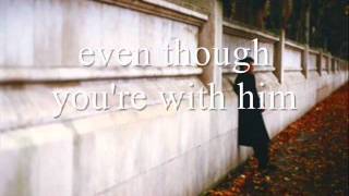 Aunque estes con el (even though your with him)