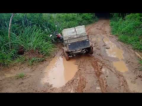 Muita lama na estrada de água branca na Paraíba 