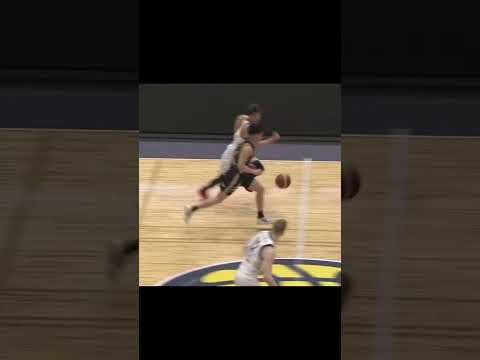 【衝撃】20歳の大学生PGがプロの舞台で豪快ダンク😱