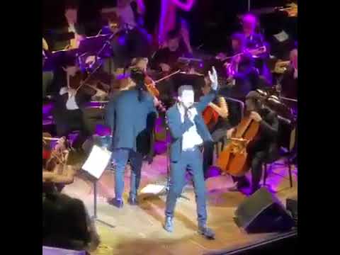 BENITO CERATI EN EL TEATRO COLOR ..PERO SE ESCUCHA LA VOZ DE GUSTAVO CERATI