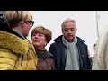 Burgemeester Cor Lamers van Schiedam heeft zaterdagmiddag een gedenkteken onthuld