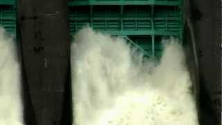 preview picture of video '丸山ダム大放流　Maruyama dam discharge'