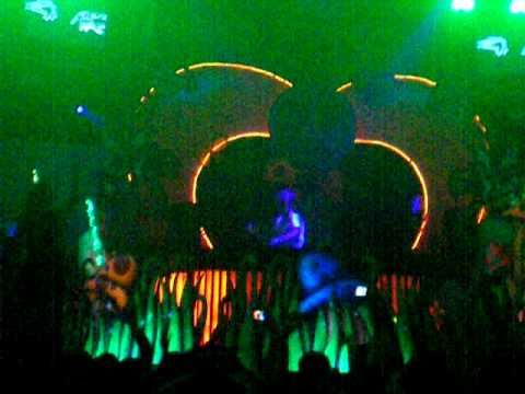 Armin Van Buuren Love Festival Las Vegas 2010 playing Wezz Devall - Free My Willy