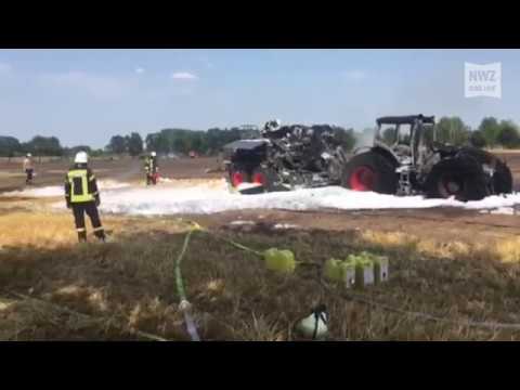 Ballenpresse geht in Flammen auf: Brand beschädigt auch Schlepper und Feld
