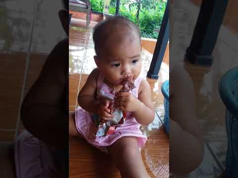 Sharena makan ice cream