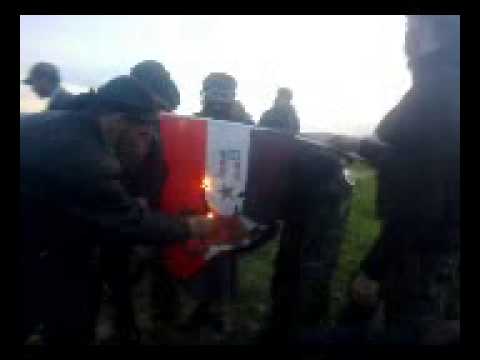 حرق علم النظام بعد السيطرة على أحد حواجز قوات النظام في خناصر في محافظة حلب من قبل كتيبة أسد الصاخور