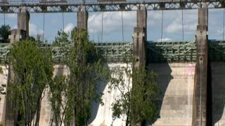 Floodgates open at Tom Miller Dam