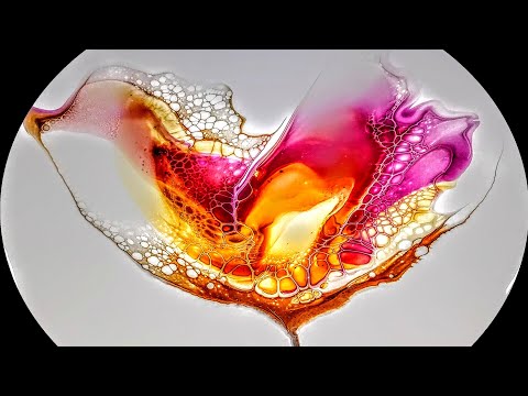 'Saluti' Beautiful Simplistic Bloom #fluidart #acrylicpouring #bloom #tlp