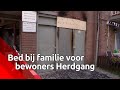 Bewoners Den Herdgang slapen na de brand niet thuis. 'Maar zonder mijn hondje ga ik niet weg.'