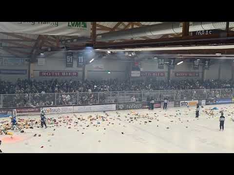 Eishockey, Mighty Dogs Schweinfurt gegen Miesbach, Teddybär-Wurfaktion