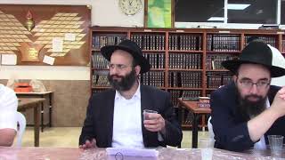 התוועדות ג' תמוז תשפ''ה, כולל אברכים לוד (הרב אלחנן משה נחמנסון) - התמונה מוצגת ישירות מתוך אתר האינטרנט יוטיוב. זכויות היוצרים בתמונה שייכות ליוצרה. קישור קרדיט למקור התוכן נמצא בתוך דף הסרטון