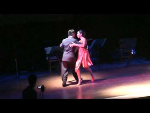  Roxana Suarez  and  Sebastian Achaval  are  dancing  to  the  milonga  "  La Mulateada  "