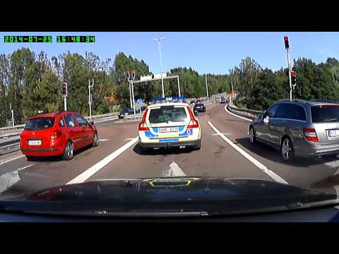 MC kör mot rött framför polisen