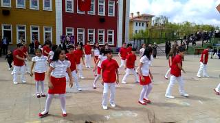 Nejat Sabuncu İ. Ö. O. 4-F Sınıfı Öğrencileri Emrine amade Şarkısıyla Modern Dans yapıyor. 23 Nisan.