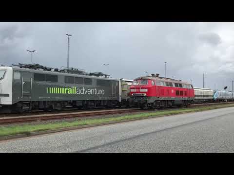 Loks 218 322-6 und 111er von railadventure im Hafen von Cuxhaven - August 2019