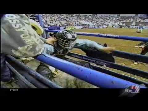 Rooster bucks Andre Moraes - 02 PBR Little Rock