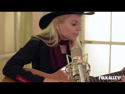 Folk Alley Sessions: Amilia K Spicer - "This Town"