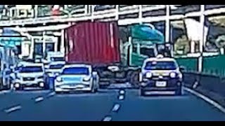 【車禍影片】特斯拉莫名急煞，導致後方貨櫃車折甘蔗了...（2021.01.13 國道一號五股段