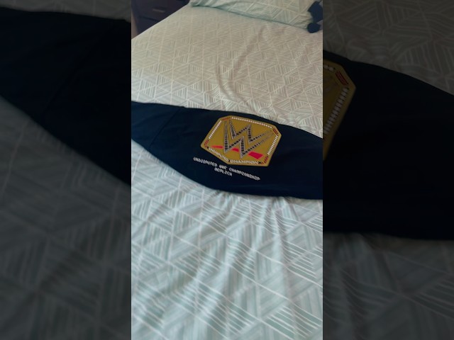 Vídeo relacionado con Réplica de cinturón de título indiscutible y mundial de lucha libre, tamaño adulto, 5 mm, 4.4 libras, 52 pulgadas