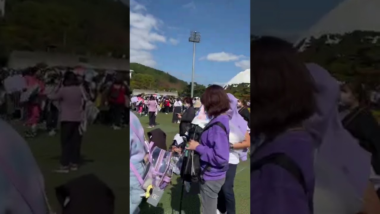 ARMYs giving out freebies BTS Yet To Come in Busan #btsyettocome #yettocomeinbusan #yettocome