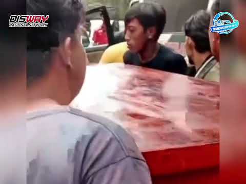 Polisi Bantu Jenazah Terjebak Banjir di Musi Rawas