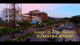 preview picture of video 'Sunset di Kota Padang dari Udara'