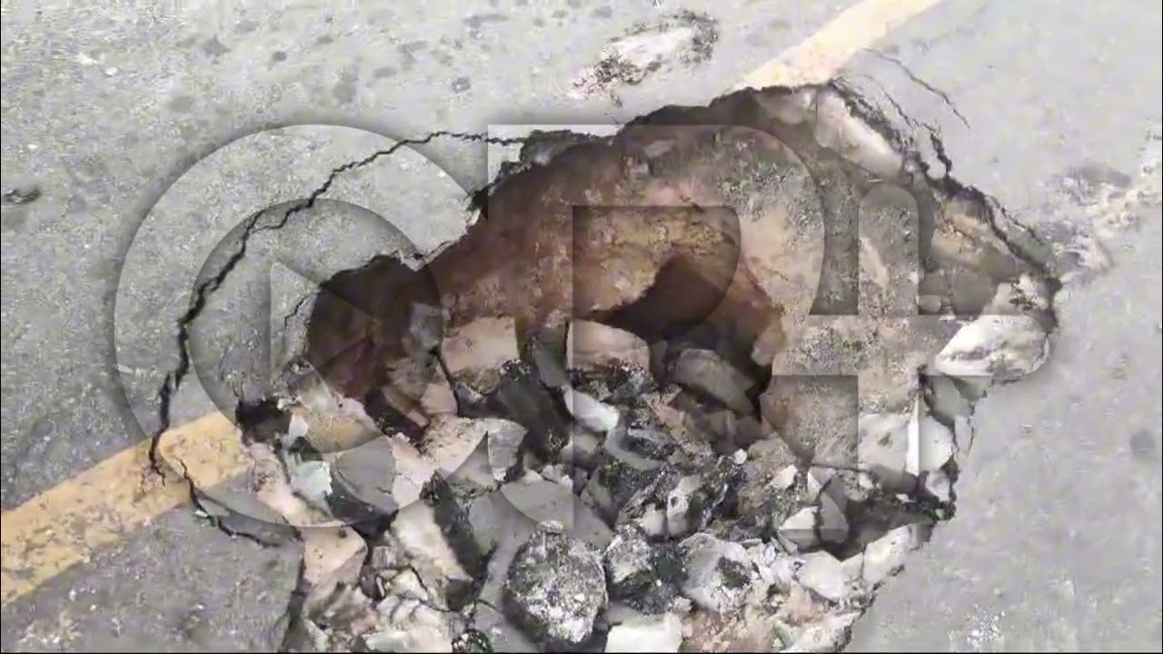 Caminhão do lixo fica preso em asfalto cedido na Rua Basílio da Mata, São Sebastião do Passé