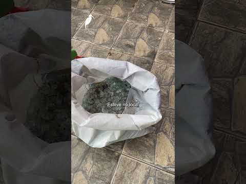 Carro colide contra porta de vidro de loja no centro de Aquidauana