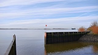 preview picture of video 'Hamburg, Blankenese, Elbufer, Einfahrt Sportboothafen - Full HD (1080p) Videobild'