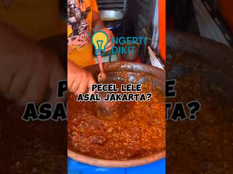 Pecel lele yang terkenal di Jakarta, ternyata asalnya dari Jawa loh! Rasanya tetap juara, bikin pengen nambah terus! 🐟...