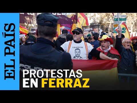 PROTESTAS FERRAZ | Revuelta, próximo a Vox, se manifiesta frente a la sede del PSOE | EL PAÍS