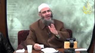 رجل عنده محل يبيع فيه وعنده عامل يعمل عنده ويساعده وفي يوم الجمعه يذهب هذا الرجل الى المسجد ويترك مح image