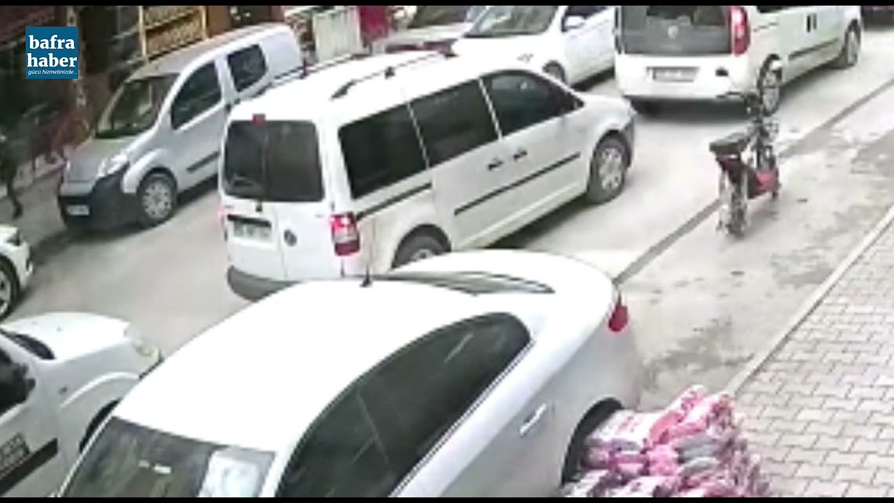Karşıdan Karşıya Geçmek İsteyen Çocuğa Otomobil Çarptı
