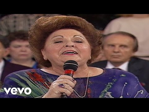 Bill & Gloria Gaither - God Walks the Dark Hills [Live] ft. Vestal Goodman