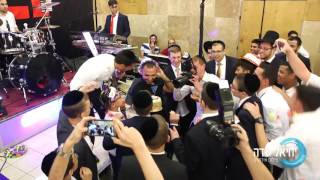 איציק כהן ותזמורתו של יהודה גלילי מפתיעים את יוסי אפללו הצלם  בחתונה ביום ההולדת שלו