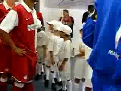 FSV Nieder-Olm F1 - Einlauf mit den Profis beim Spiel FSV Mainz 05 - Kaiserslautern am 15.8.08