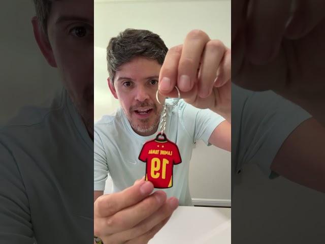 Vídeo relacionado con Genérico Llaveros de Fútbol, Llavero de Cristal, Deportivos, para Coches, Mochilas, Regalos de Cumpleaños para Hombres, Mujeres y Niños, Clubes de la Liga (VILLARREAL)