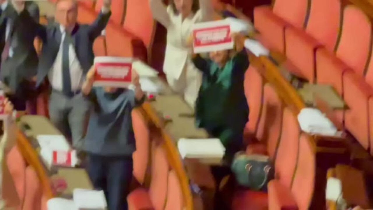 Dl sicurezza, opposizioni con cartelli in Aula Senato, 'Con Governo Meloni zero sicurezza'