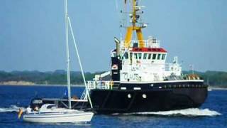 preview picture of video 'Schlepper Claus gegen Segelboot Travemünde Priwall'