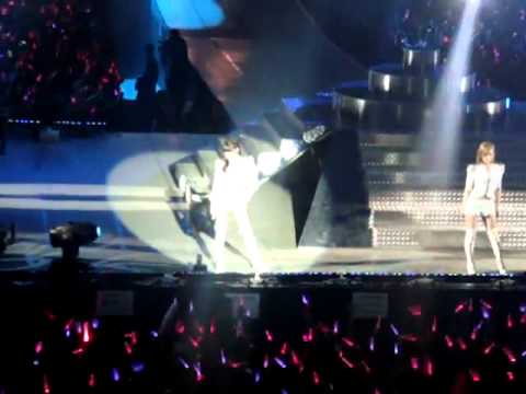 2011 Girls' Generation Tour Singapore Concert - Opening Song - Genie